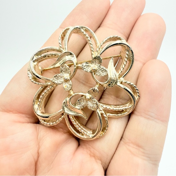 1974 Sarah Coventry Gold Tone Fleurette Brooch - Picture 3 of 6